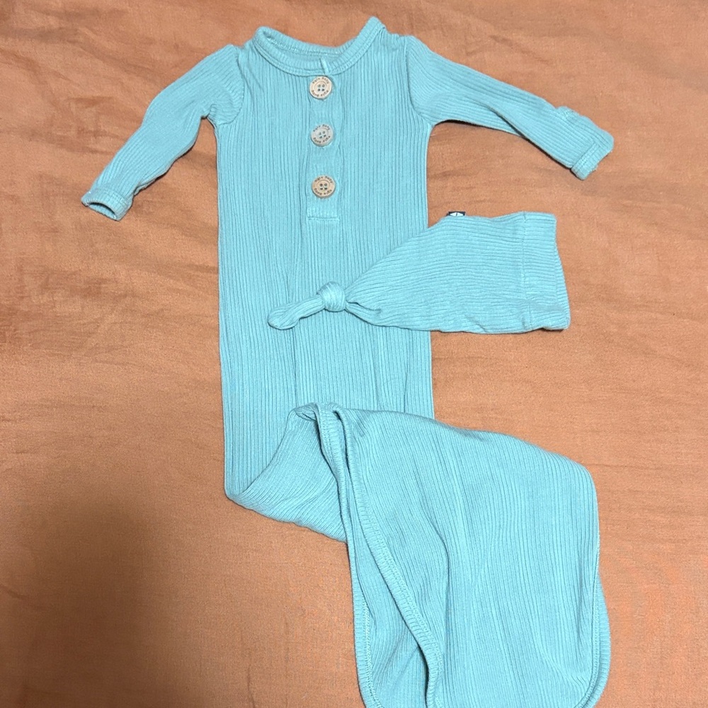 Kyte BABY Sage Knotted gown with hat